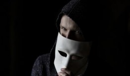 黑客在线QQ接单便宜是真的吗？揭秘低价背后的诈骗陷阱与法律风险